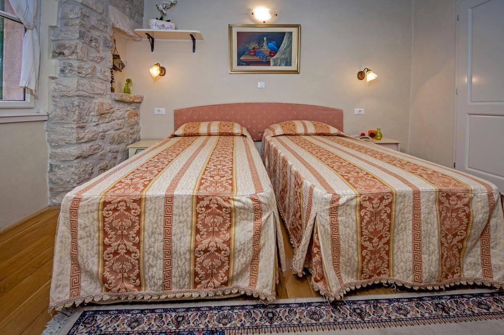 Residence Marco Polo Centro Storico Ровин Екстериор снимка