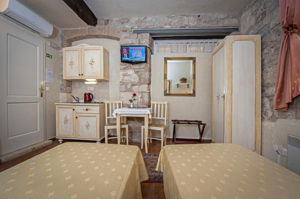 Residence Marco Polo Centro Storico Ровин Екстериор снимка
