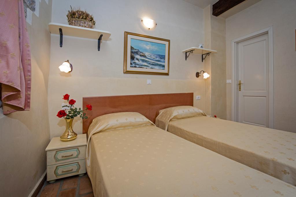 Residence Marco Polo Centro Storico Ровин Екстериор снимка