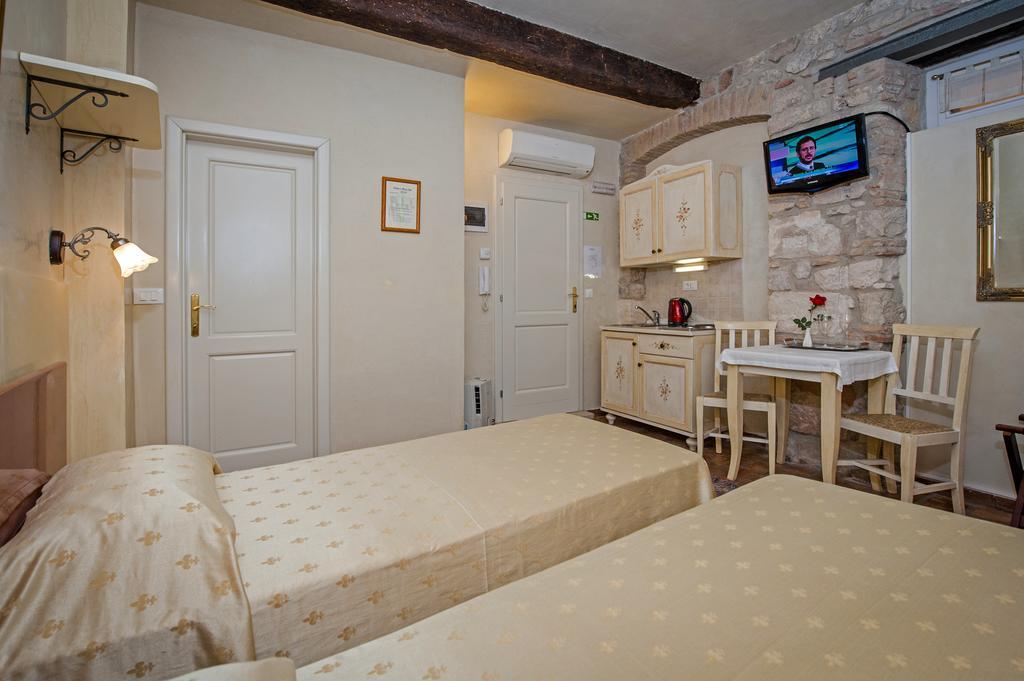 Residence Marco Polo Centro Storico Ровин Екстериор снимка