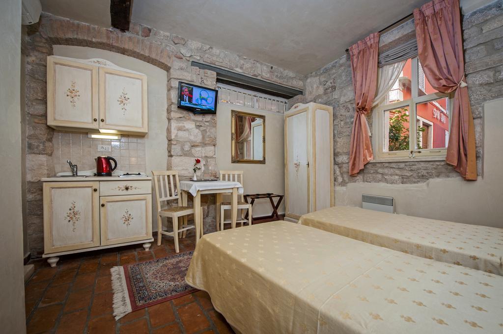 Residence Marco Polo Centro Storico Ровин Екстериор снимка