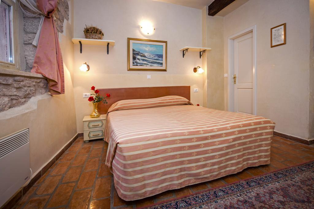 Residence Marco Polo Centro Storico Ровин Екстериор снимка